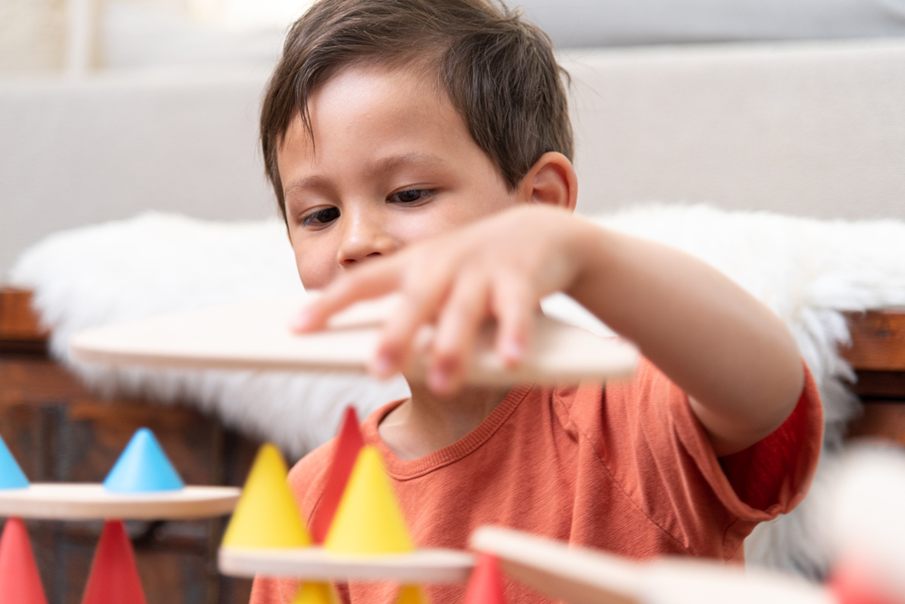 enfant construisant une tour piks