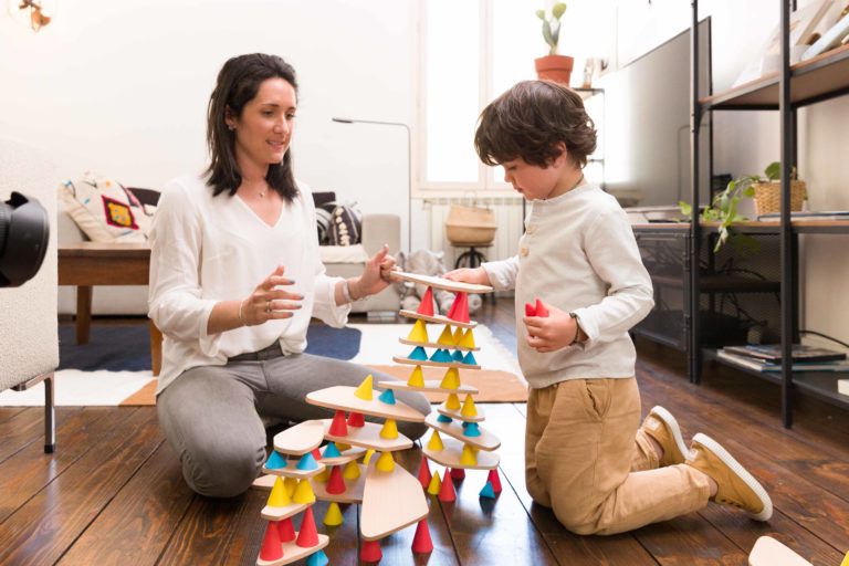 enfant jouant avec son parent